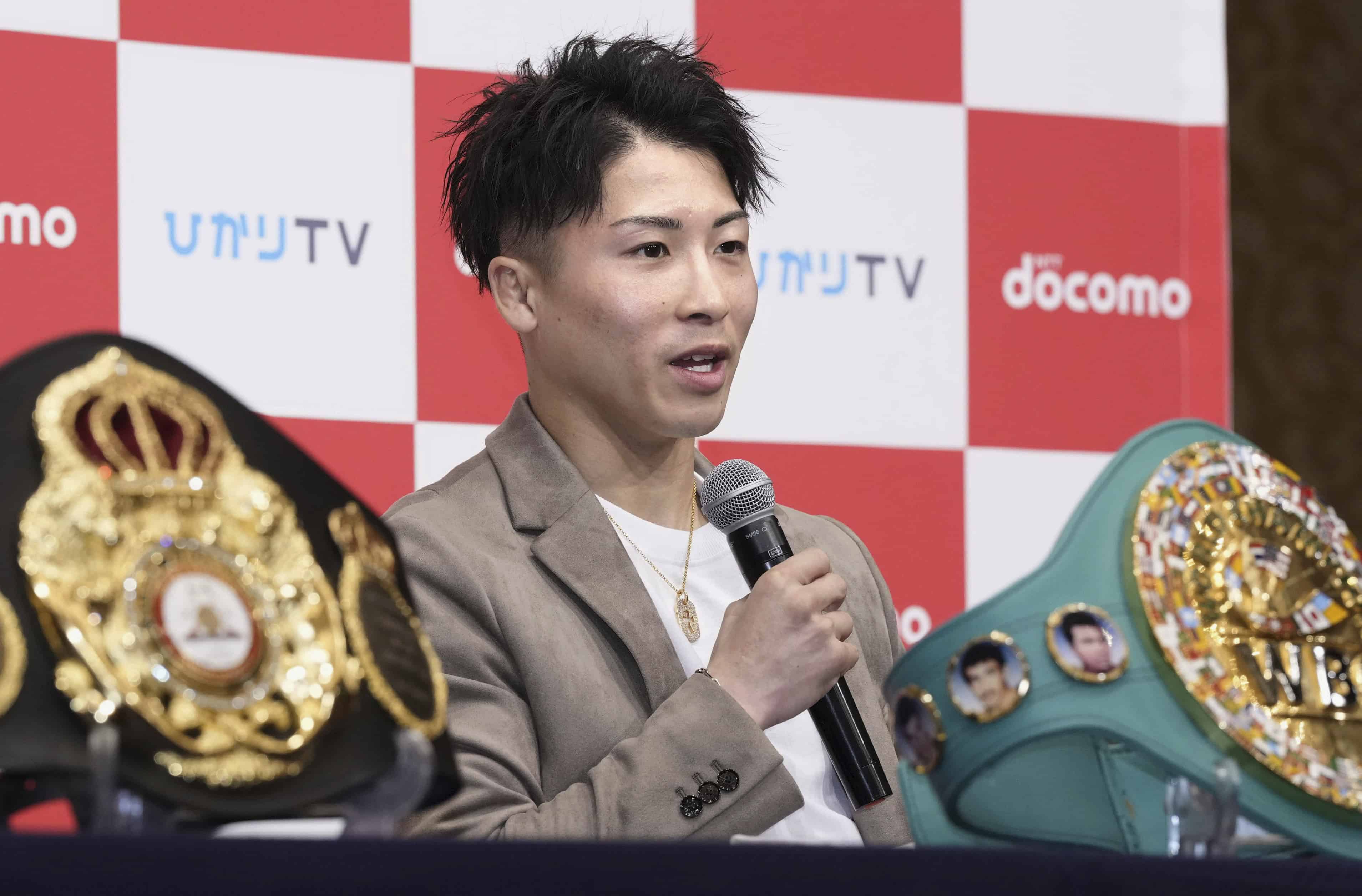 Naoya Inoue dijo el viernes 13 de enero de 2023 que renunciará a sus cuatro cinturones de peso gallo y peleará como peso supergallo. Inoue está invicto y tiene los cinturones de título de la AMB, la OMB, la FIB y la AMB. (Noticias de Kyodo vía AP)