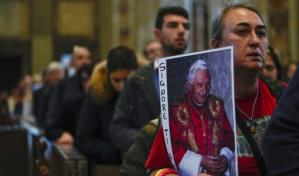 Cardenal critica libro de secretario sobre el papa Benedicto XVI