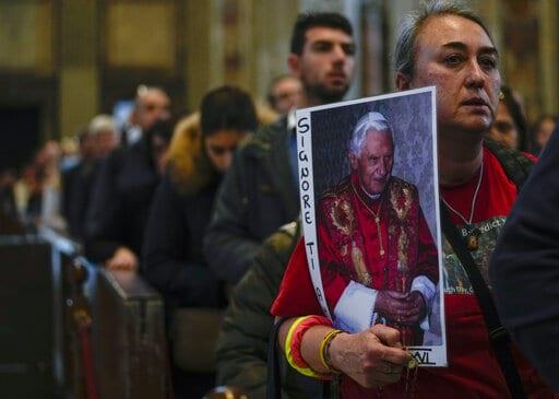 Cardenal critica libro de secretario sobre el papa Benedicto XVI