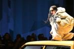 Rosalía incluye canción de Ángel Dior en su presentación durante desfile de Louis Vuitton