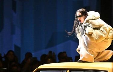 Rosalía canta en vivo durante el desfile de Louis Vuitton en París - El Sol  de México