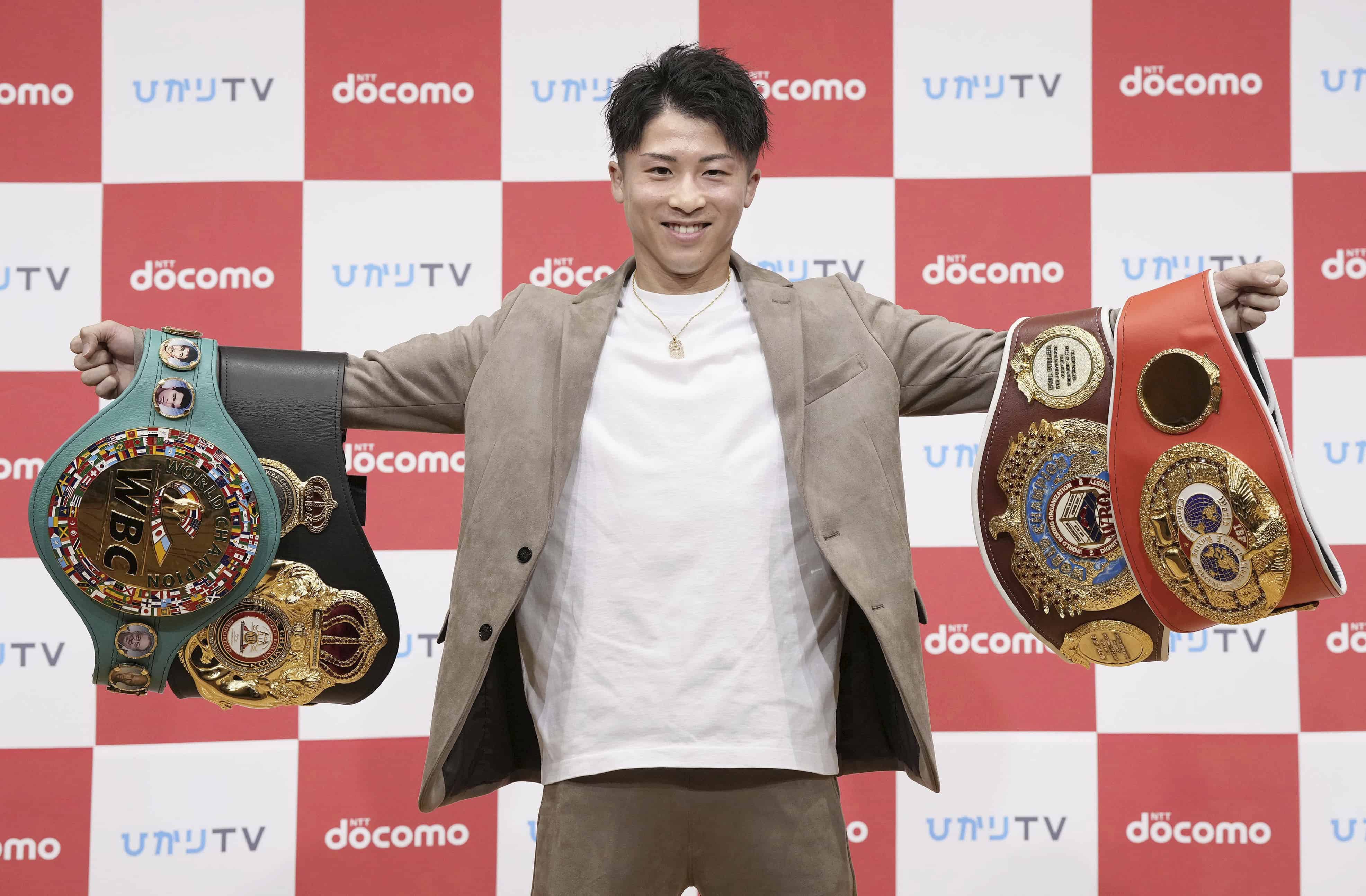 Naoya Inoue de Japón posa con sus cinturones de campeonato durante una conferencia de prensa en Yokohama, cerca de Tokio, el viernes 13 de enero de 2023