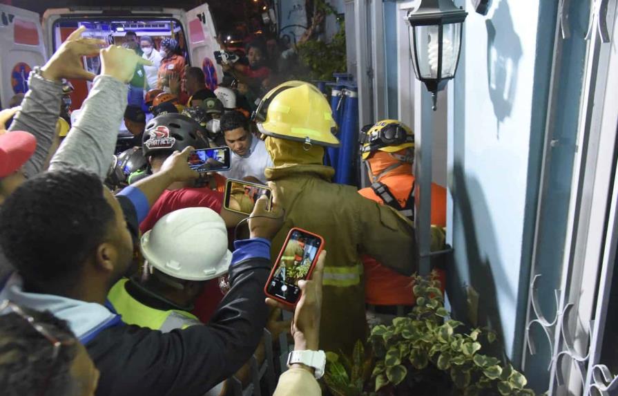 Rescatan una de las dos mujeres atrapadas entre escombros de edificio colapsado en La Vega