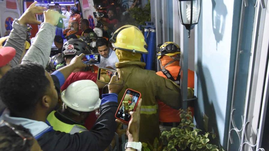 Rescatan una de las dos mujeres atrapadas entre escombros de edificio colapsado en La Vega