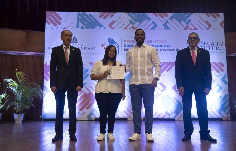 Ministerio de la Juventud entrega certificados del Programa de Apoyo Educativo Juvenil