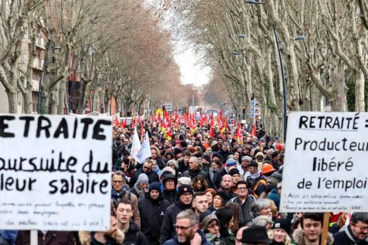 Macron rechaza la mediación que piden los sindicatos entre nuevas protestas