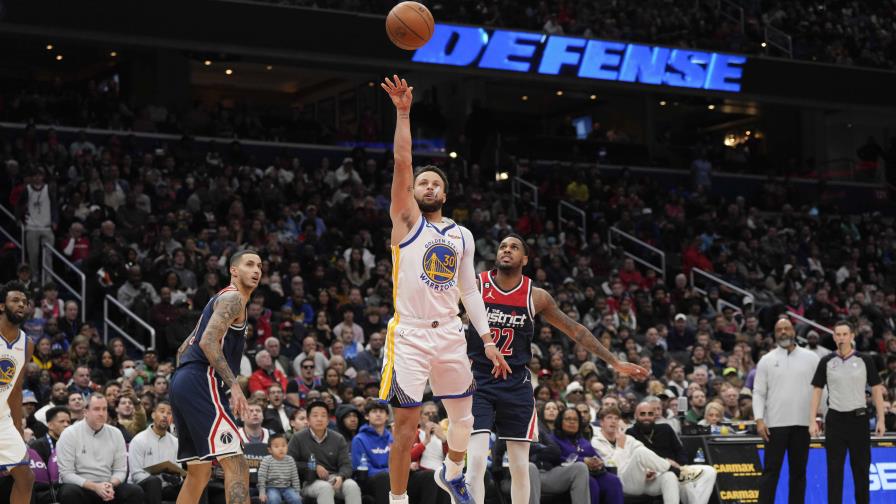 Video | Curry lo hace de nuevo, logra un canastazo de media cancha Video | Curry lo hace de nuevo, logra un canastazo de media cancha