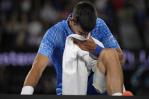 Djokovic sufre con su pierna izquierda en Australia