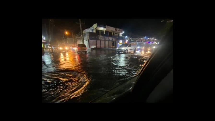 Tubería explota en El Brisal y se forma laguna