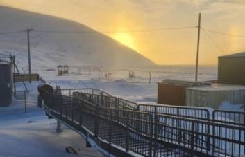Oso polar que mató a una madre y a su bebé en Alaska salió de entre la borrasca