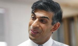 Multan al primer ministro británico por no usar cinturón de seguridad