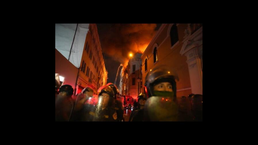 Perú: apagan incendio en casa cerca de protestas en la capital Perú: apagan incendio en casa cerca de protestas en la capital