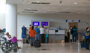 Detienen a dos pasajeros en aeropuerto de San Juan por protagonizar incidentes Detienen a dos pasajeros en aeropuerto de San Juan por protagonizar incidentes