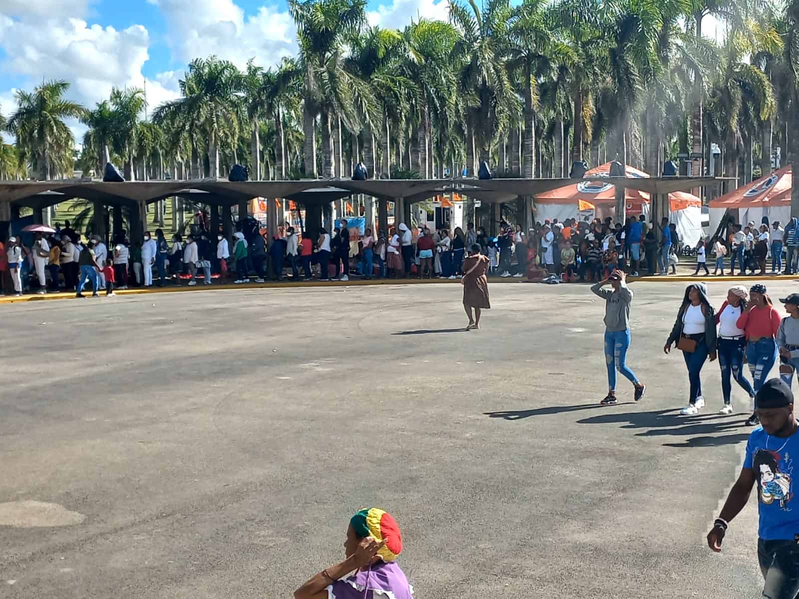 Devotos de la virgen de La Altagracia en la basílica de Higüey.