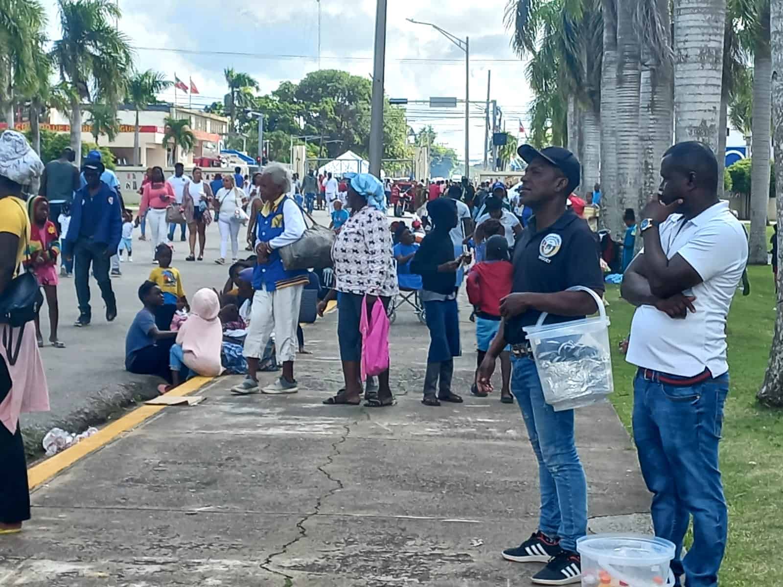 Creyentes a la espera de la celebración religiosa. 