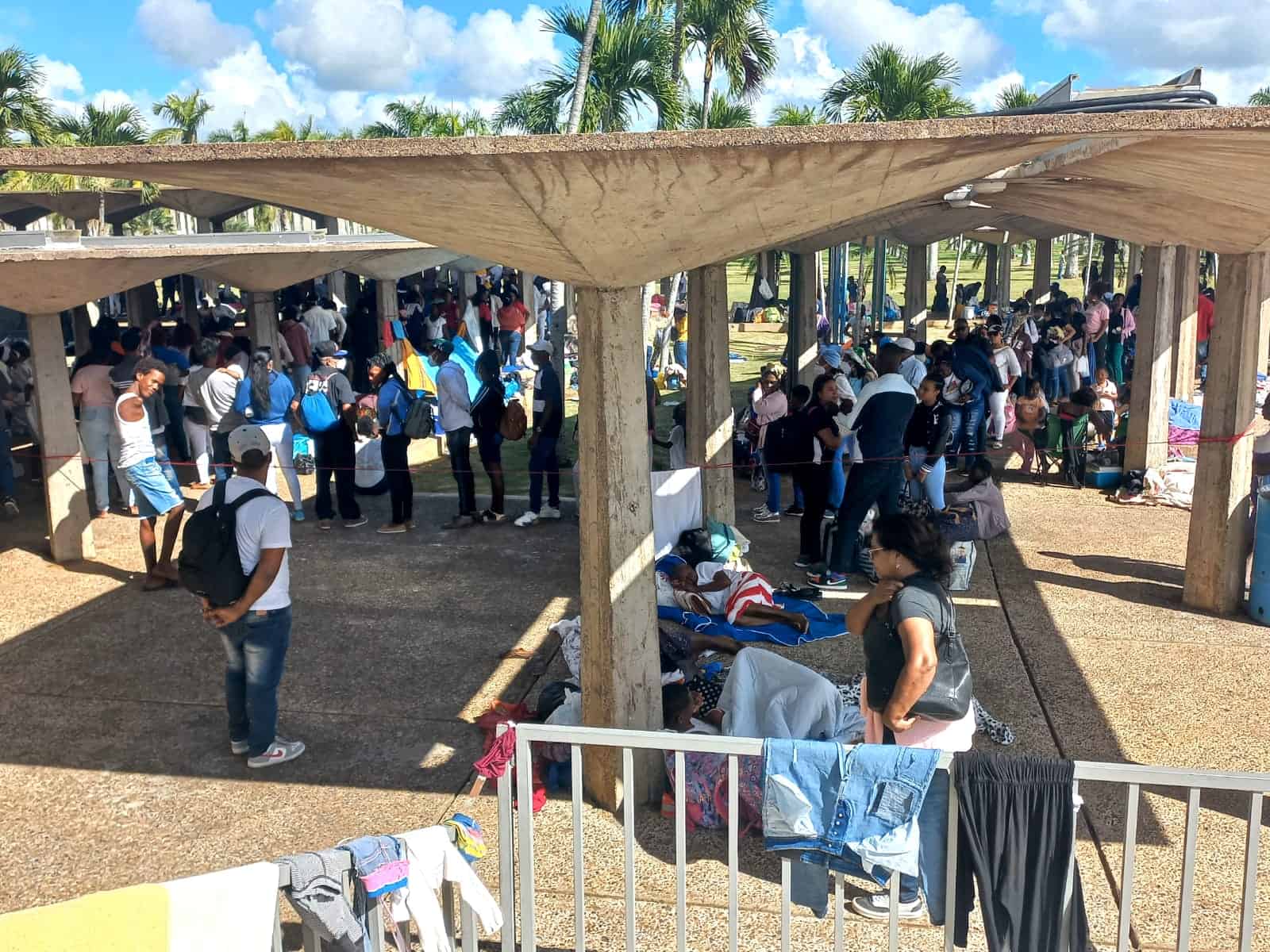 Decenas de creyentes en la víspera del Día de la Virgen de la Altagracia.