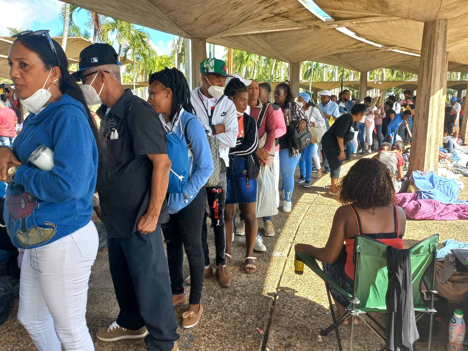 Personas hacen fila en la Basílica de Higüey.