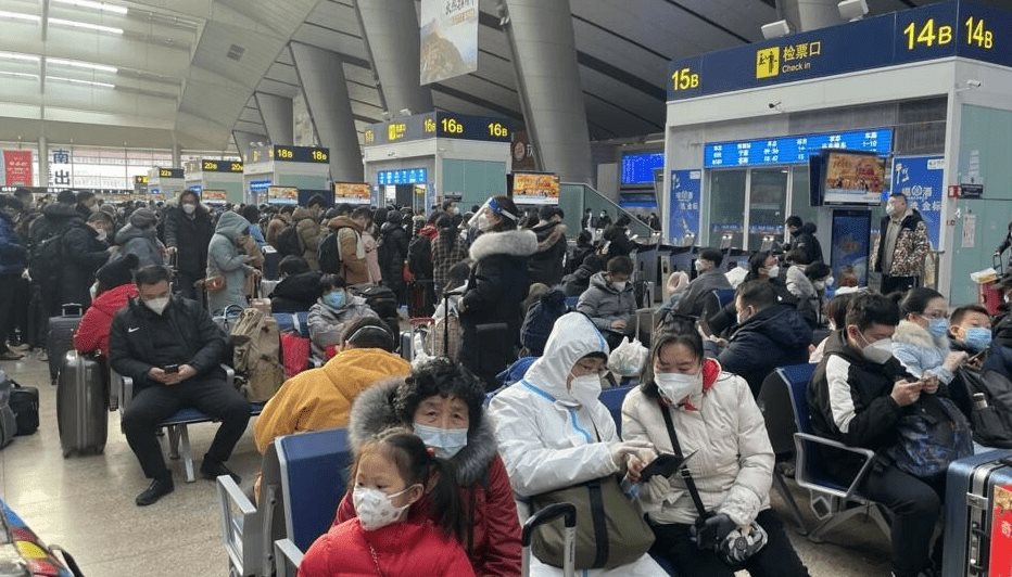 Los viajeros chinos felices de volver a ver a la familia, pese a la epidemia del COVID-19.