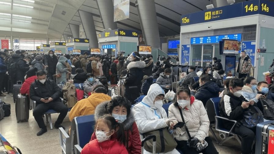 Los viajeros chinos felices de volver a ver a la familia, pese a la epidemia del COVID-19.