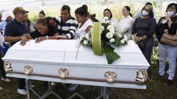 En medio de expresiones de tristeza y dolor sepultan mujer víctima de colapso de mueblería en La Vega
