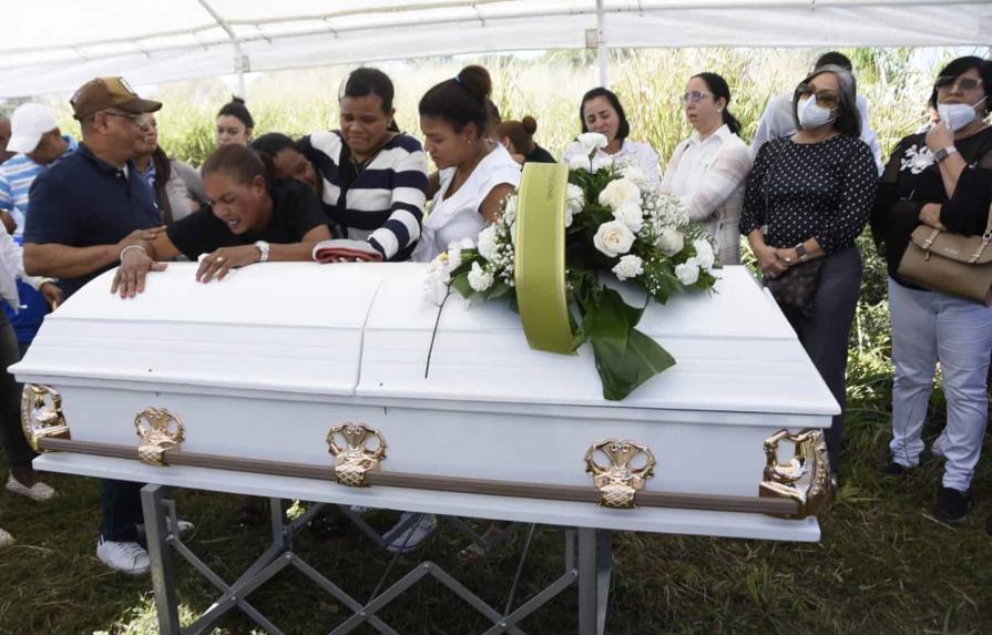 En medio de expresiones de tristeza y dolor sepultan mujer víctima de colapso de mueblería en La Vega