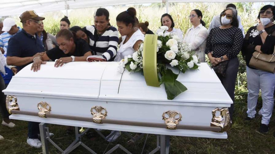 En medio de expresiones de tristeza y dolor sepultan mujer víctima de colapso de mueblería en La Vega En medio de expresiones de tristeza y dolor sepultan mujer víctima de colapso de mueblería en La Vega