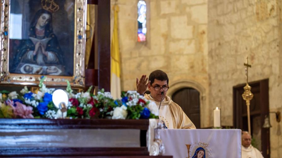 Párroco pide que no falte comida, trabajo y medicinas para que no haya más viajes en yola Párroco pide que no falte comida, trabajo y medicinas para que no haya más viajes en yola