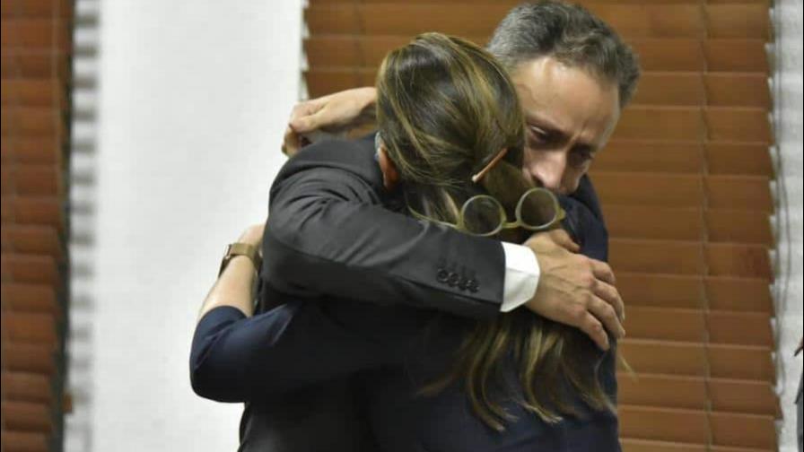 Abogados del exprocurador Jean Alain Rodríguez esperan por su salida en las puertas de Najayo