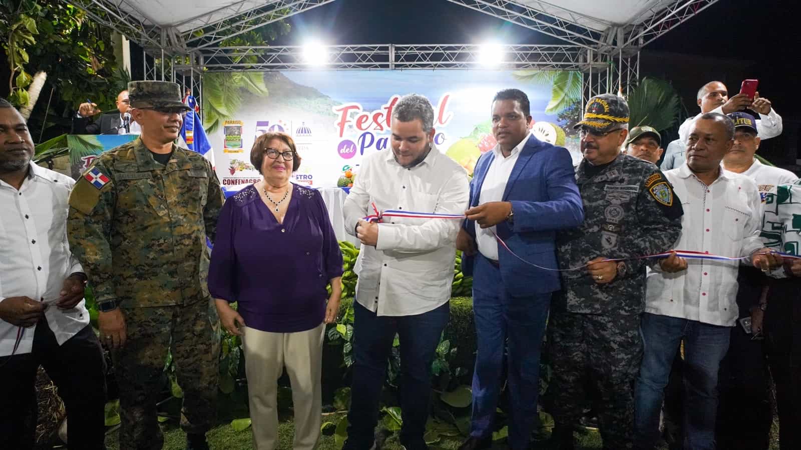 Hecmilio Galván, director del FEDA, corta la cinta para dejar inaugurada la feria ecoturística en Paraíso, en Barahona, en la región Sur del país.<div><br></div>