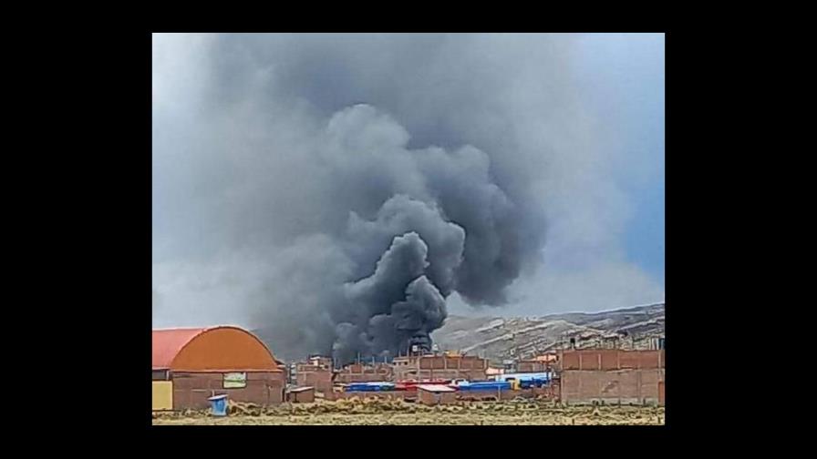Manifestantes peruanos incendian puesto aduanero en la frontera con Bolivia Manifestantes peruanos incendian puesto aduanero en la frontera con Bolivia