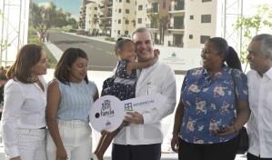 Gobierno entrega 96 apartamentos en Higüey
