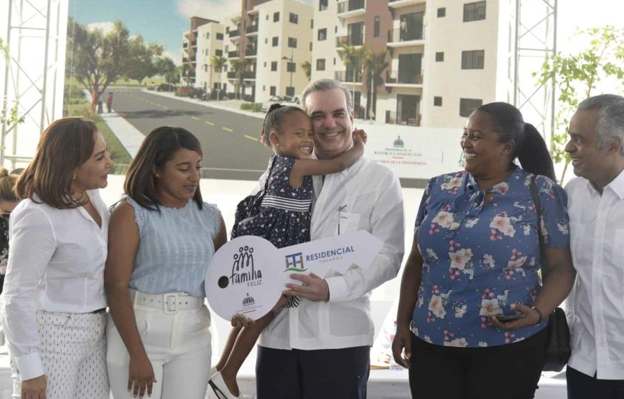 Gobierno entrega 96 apartamentos en Higüey