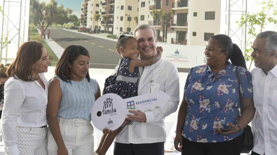 Gobierno entrega 96 apartamentos en Higüey