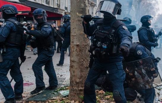 Un joven franco-español pierde un testículo tras ser golpeado por un policía en París