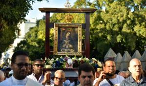 Feligreses asisten a la tradicional procesión de la Virgen de la Altagracia en la Zona Colonial 