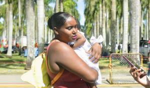 Devota que visit&oacute; a Virgen de la Altagracia: "Le di las gracias por la salud de mi hija"