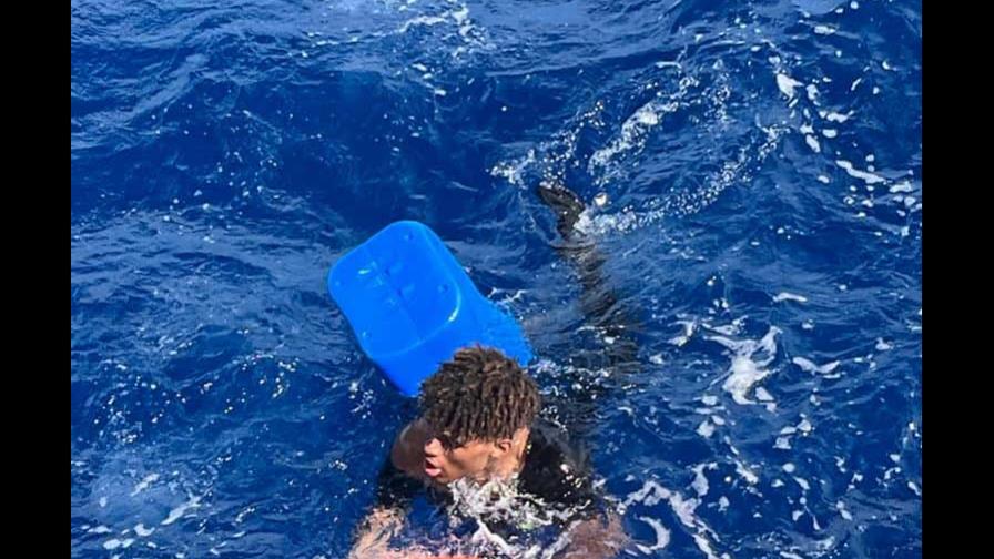Armada rescata al noveno náufrago de 12 que iban en yola hacia Puerto Rico Armada rescata al noveno náufrago de 12 que iban en yola hacia Puerto Rico