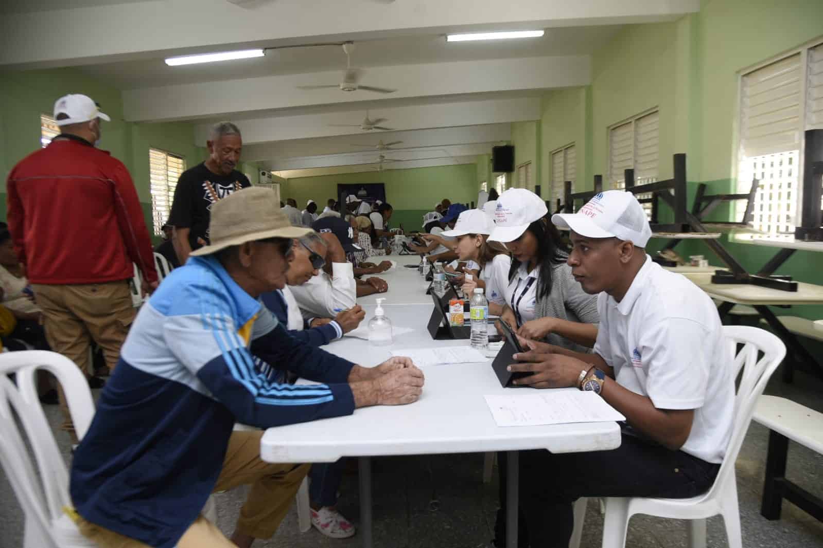 Vicepresidenta inaugura obras y entrega ayudas sociales en Sánchez Ramírez 