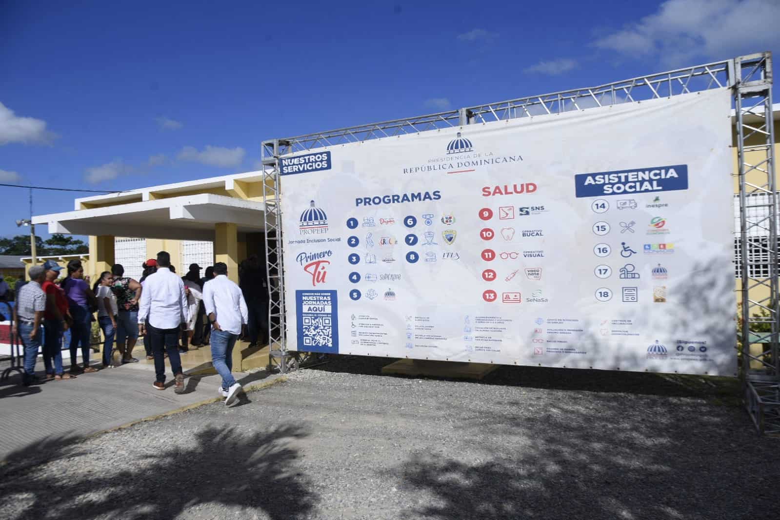 Vicepresidenta inaugura obras y entrega ayudas sociales en Sánchez Ramírez 