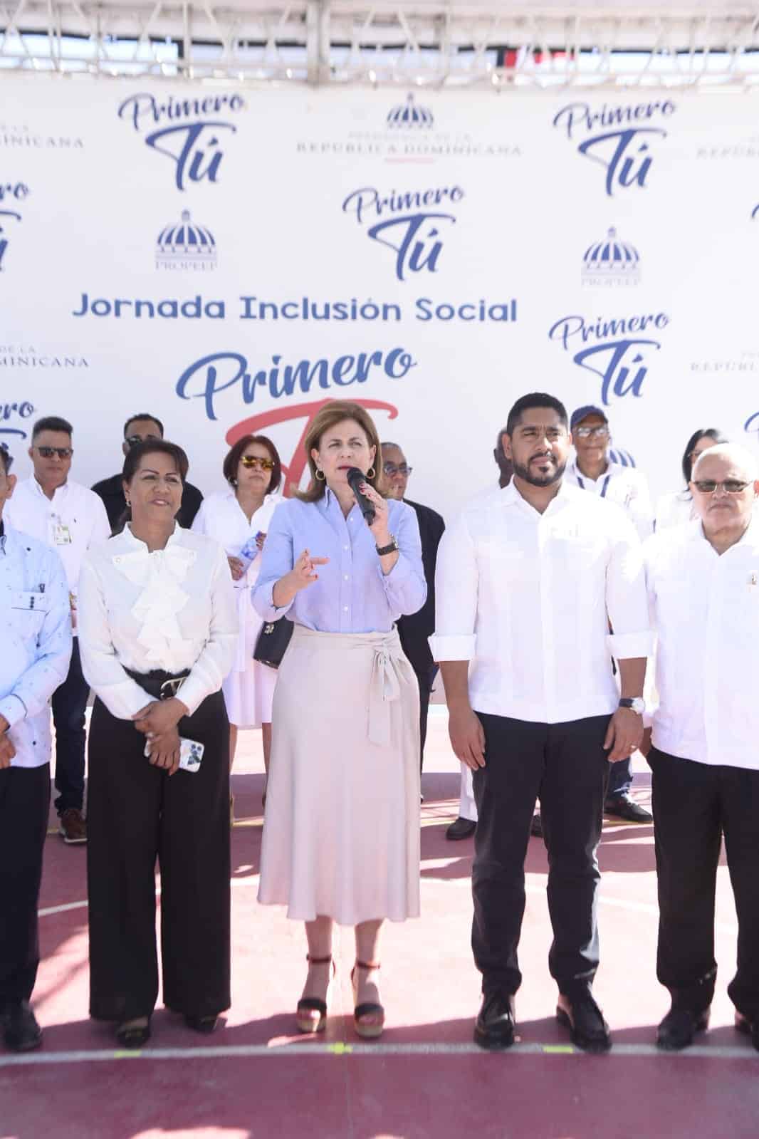 Vicepresidenta inaugura obras y entrega ayudas sociales en Sánchez Ramírez 
