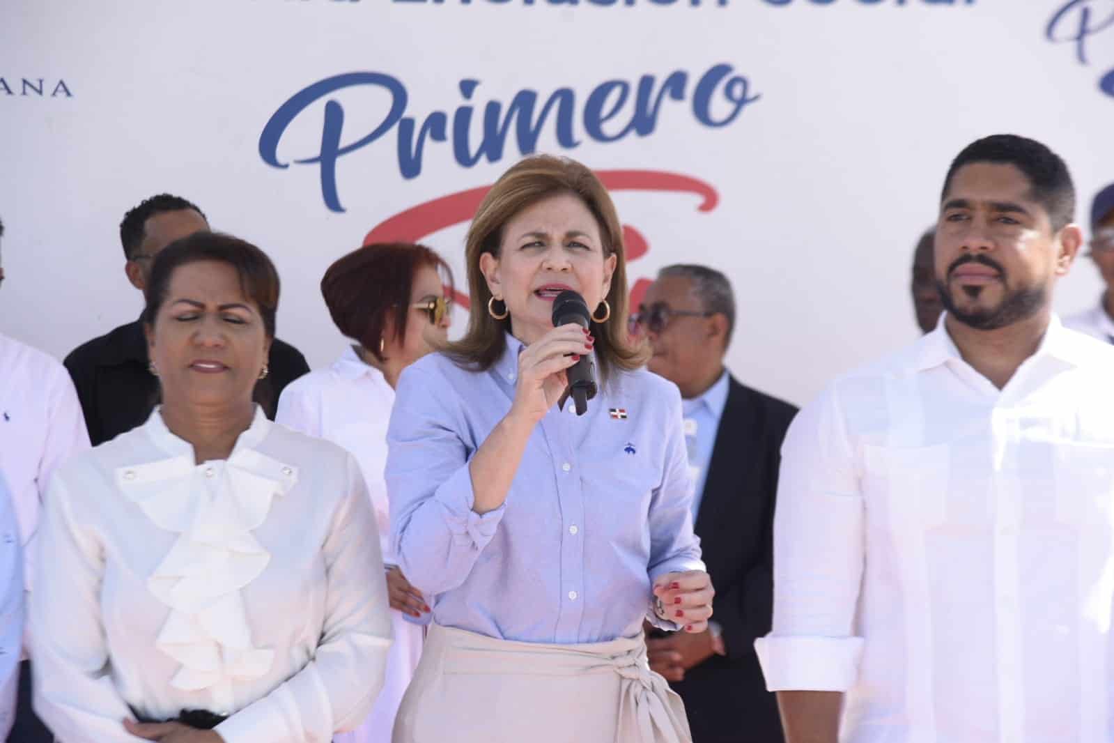 Vicepresidenta inaugura obras y entrega ayudas sociales en Sánchez Ramírez 