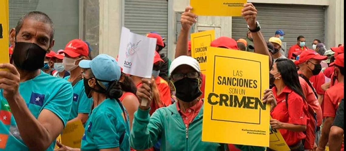 Chavistas se manifiestan en Venezuela contra sanciones y a favor de Maduro