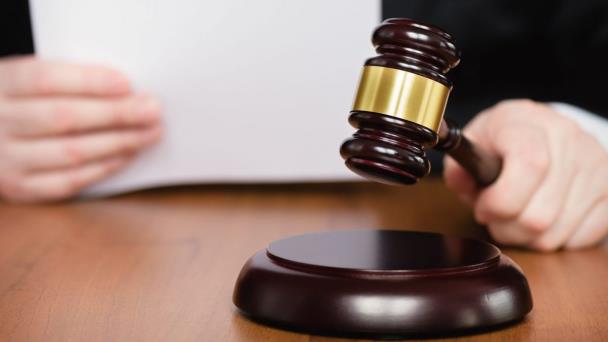 Condenan a dos hombres por cometer delitos sexuales contra hija e hijastra
