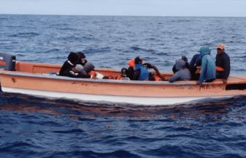 Repatrian a 27 dominicanos tras interceptar su barco en aguas de Puerto Rico