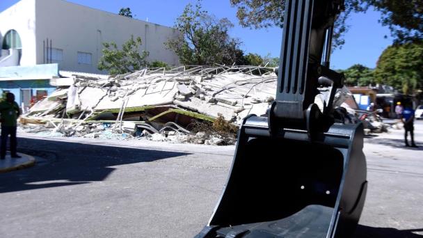 Ingenieros toman muestras de estructura y varillas de edificio derrumbado en La Vega