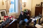 Hallan culpable al asaltante del Capitolio que se sentó en despacho de Pelosi