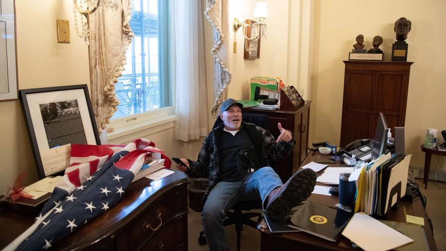 Hallan culpable al asaltante del Capitolio que se sentó en despacho de Pelosi Hallan culpable al asaltante del Capitolio que se sentó en despacho de Pelosi