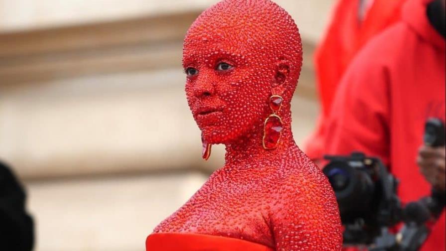 Doja Cat y Naomi Campbell sorprenden con su extravagancia en desfile de Schiaparelli Doja Cat y Naomi Campbell sorprenden con su extravagancia en desfile de Schiaparelli