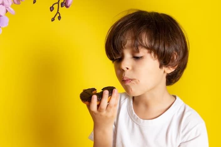 ¿Se deben eliminar completamente los dulces para los niños?