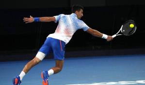 Mejor en la pierna, Djokovic apunta al título en Australia